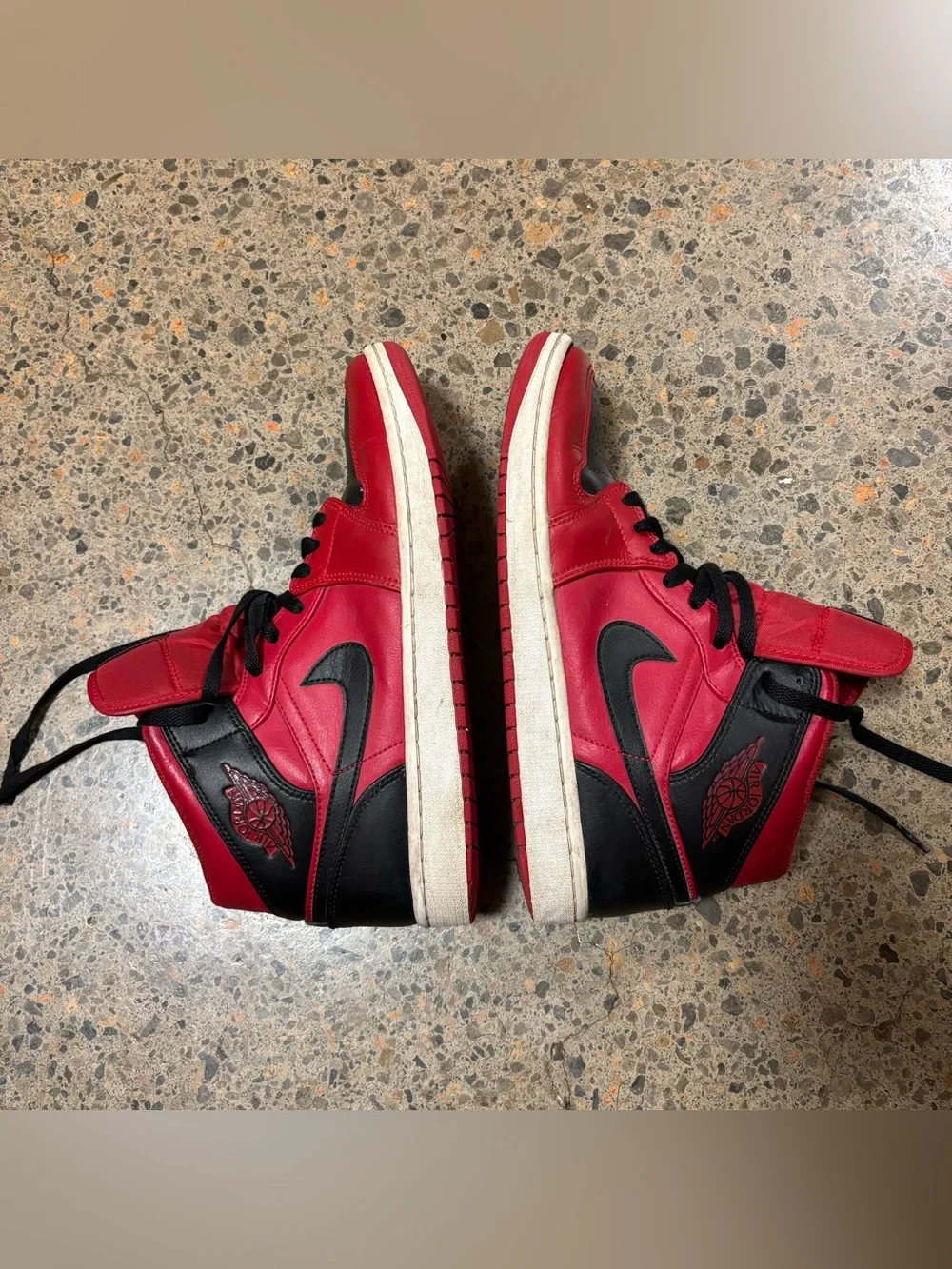 Jordan 1 Mid Reverse Bred (Men’s 9) Leather, Nike, Black, Red, White